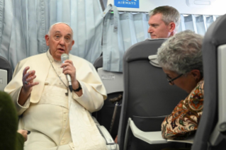 8-Viagem Apostólica à Hungria: Coletiva de Imprensa do Santo Padre durante o voo de retorno 